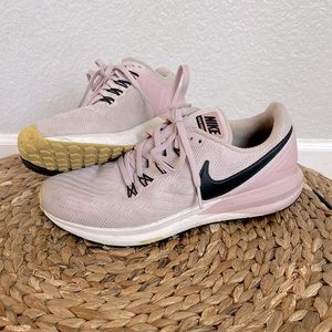 Nike zoom structure 22 sneaker in blush pink w black detail size women US 8